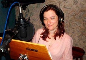 Miriam Ficher durante a realização de uma dublagem.