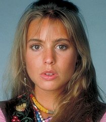 Karen Arnold	(Olivia d’Abo)