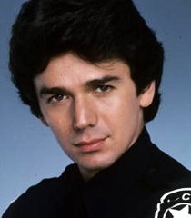 Oficial Vince Romano	(Adrian Zmed)