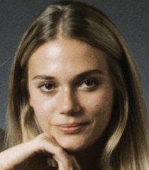 Julie Barnes (Peggy Lipton)