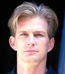 Recepcionista John Irvin (Bill Brochtrup)