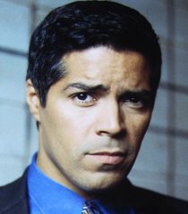 Tenente Antonio "Tony" Rodriguez (Esai Morales)