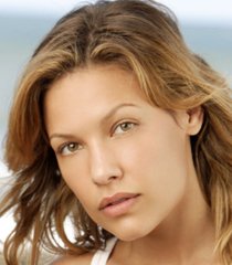 Nikki (Kiele Sanchez)