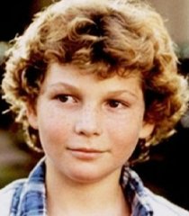 Simon Holmes (Justin Shenkarow)