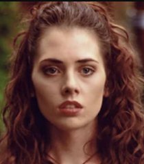 Lívia/ Eva (Adrienne Wilkinson)